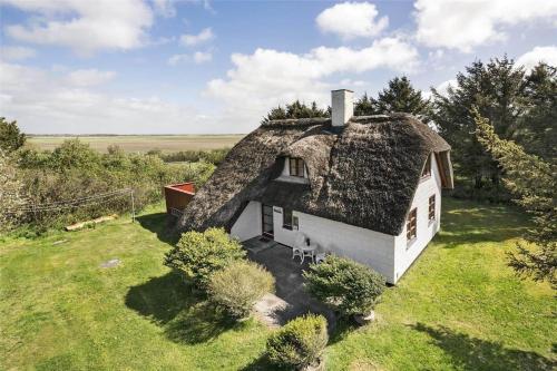 an old house with a thatched roof on a field at 20038-Ulfborg-Knakvej-8 in Vedersø Klit