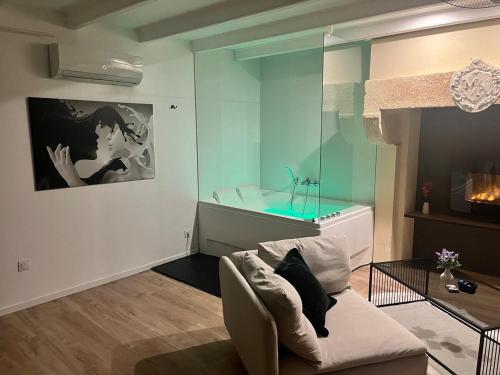 Coin salon dans l'établissement La Maison Du Plaisir Loveroom Pontorson