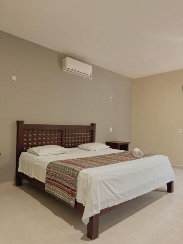 Una cama o camas en una habitación de HOTEL VILLA CALAKMUL