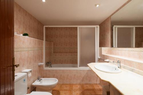 Un baño con inodoro, lavabo y bañera. en 2BR Ground-Floor Villa Apartment with Pool, 10mins drive to Ibiza Airport, en Sant Josep de sa Talaia