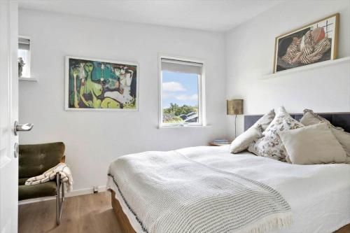 une chambre blanche avec un lit et une fenêtre dans l'établissement 40384-Juelsminde-Frede-Juels-Vej-274, à Sønderby