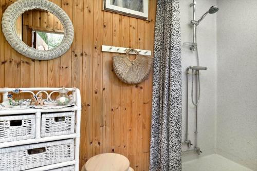 une salle de bains avec un mur en bois muni d'un miroir et d'une douche dans l'établissement 40384-Juelsminde-Frede-Juels-Vej-274, à Sønderby