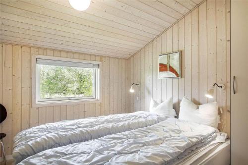 una camera da letto con due letti e una finestra di JB243-Fjerritslev-Aspevej-1 a Fjerritslev