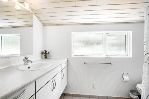 un bagno bianco con lavandino e due finestre di JB243-Fjerritslev-Aspevej-1 a Fjerritslev