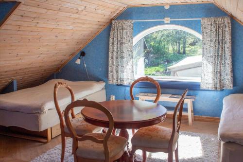 a room with a table and chairs and a bed and a window at OGO706-Valdemarsvik-Langradna-Mon-3 in Skeppsgården