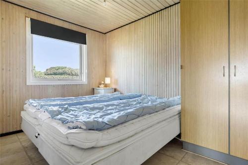 スラーエルセにあるSL203-Slagelse-Strandvaenget-46の窓のある部屋にある大きなベッド