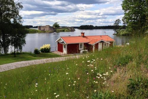a small house on the side of a lake at KRO175-Vaexjoe-Hissoevaegen-7 in Hov