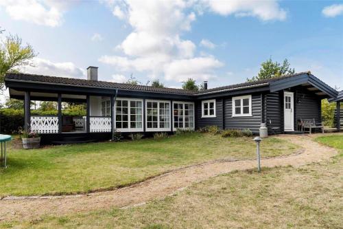 a house with a large yard in front of it at 1359-N-Hillerod-Lykkesholmvej-20 in Hillerød