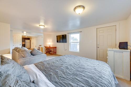 Ένα ή περισσότερα κρεβάτια σε δωμάτιο στο Cozy Tacoma Getaway with Grill and Hot Tub!