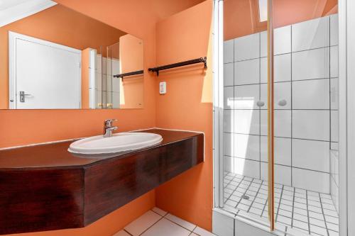 een badkamer met een wastafel en een douche bij Farmhouse in Kaapstad