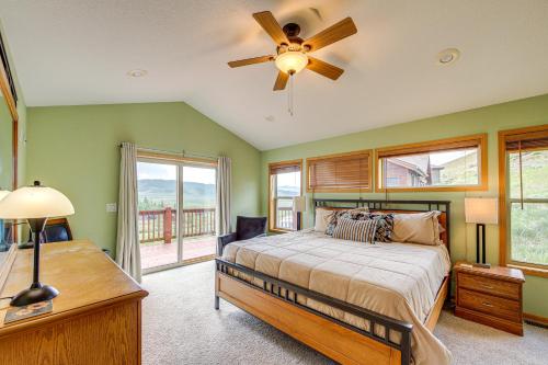 Voodi või voodid majutusasutuse Less Than 2 Mi to Granby Ranch Home with Hot Tub and Decks! toas