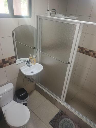 Un baño de PARADISE LODGE