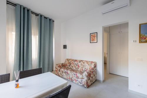 Una sala de estar con una silla y una mesa. en Rose of pyramid, en Roma