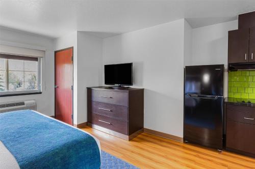 Televisyen dan/atau pusat hiburan di Best Western Duchesne Inn