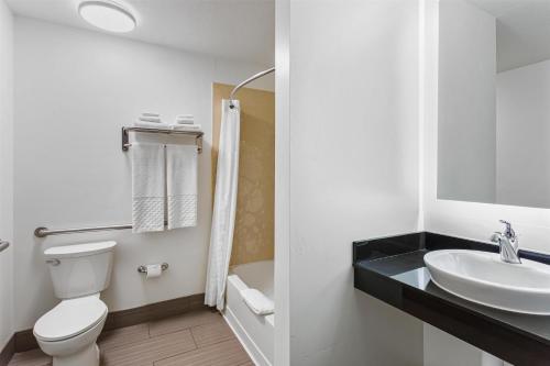 Bilik mandi di Best Western Duchesne Inn