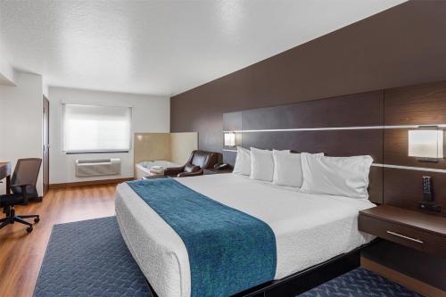 Katil atau katil-katil dalam bilik di Best Western Duchesne Inn