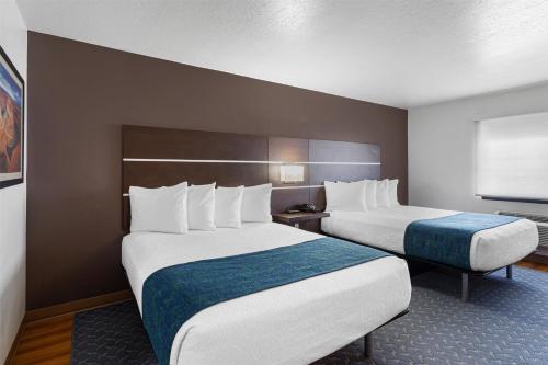 Katil atau katil-katil dalam bilik di Best Western Duchesne Inn