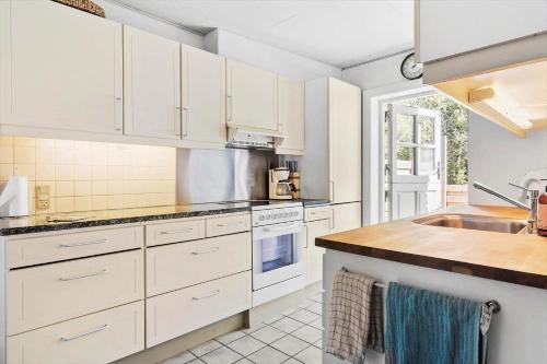 Η κουζίνα ή μικρή κουζίνα στο 10049-Ulfborg-Gaffelbjergvej-33