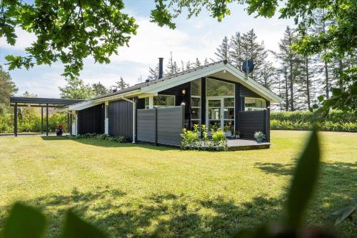 a small house with a large yard at 30036-Ulfborg-Oster-Skovvej-149 in Sønder Nissum