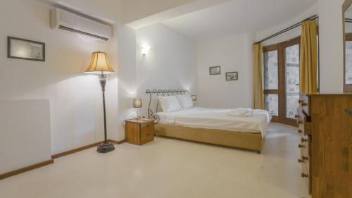 een slaapkamer met een bed en een lamp erin bij Villa with Garden Shared Pool – 4 Min from Beach in Kalkan