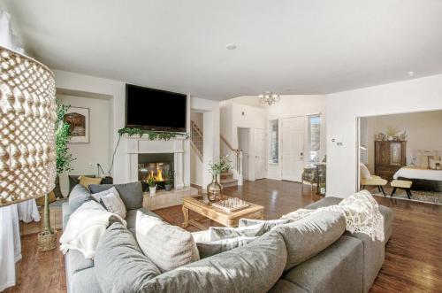 a living room with a couch and a tv at Healdsburg Winemaker's Home in Windsor