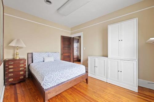 a bedroom with a bed and a dresser at Inn Luray, Walkable Greenway, Caverns and Park in Luray