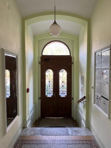 einen Flur mit Holztür und Fenster in der Unterkunft Apartment Zahradní 31 in Karlsbad