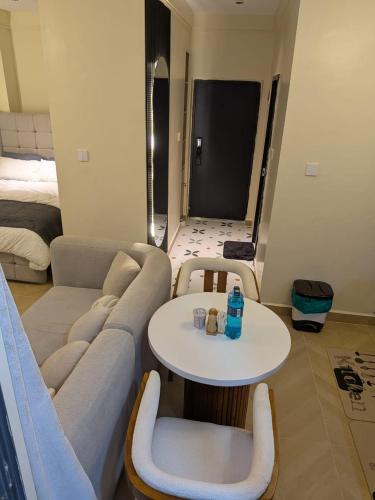 una sala de estar con un sofá y una mesa en Studio Urbanique near JKIA and SGR station, en Nairobi