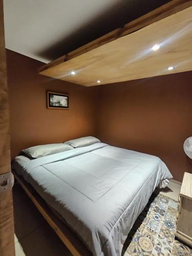 a bedroom with a large bed with white sheets at Departamento zona centro in Aguascalientes