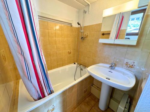 a bathroom with a sink and a bath tub and a sink at Studio confortable pour 2 personnes, centre village, proche téléski - Saint Martin de Belleville - FR-1-452-319 in Saint-Martin-de-Belleville