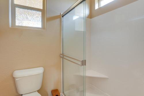 Ένα μπάνιο στο 7 Mi to Watson Lake Prescott Valley Home with Patio