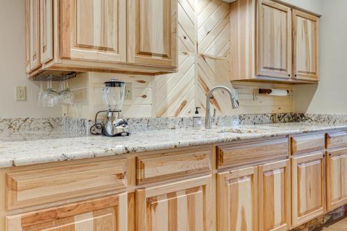 Η κουζίνα ή μικρή κουζίνα στο Near Hiking and Snowmobile Trails Wabeno Cabin!