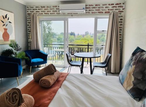 Un dormitorio con una cama con vista a un balcón. en Pont de Val Studio Apartment, en Parys