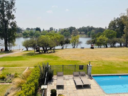 una piscina con vistas al campo y al lago en Pont de Val Studio Apartment, en Parys