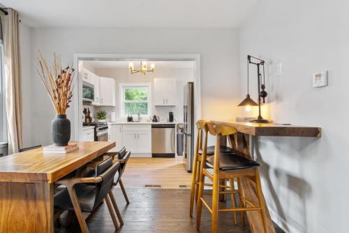 Kuchyň nebo kuchyňský kout v ubytování Relax & Play - 4BR Home with Game Room for Family & Outdoor Area