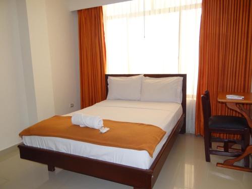 a bed in a room with a large window at Hotel Lancers Casimena Yopal in Yopal