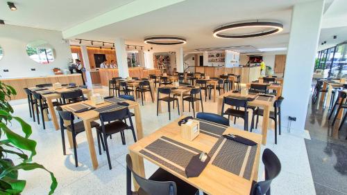 a restaurant with wooden tables and chairs at Hotel Santiago de Arma in Rionegro