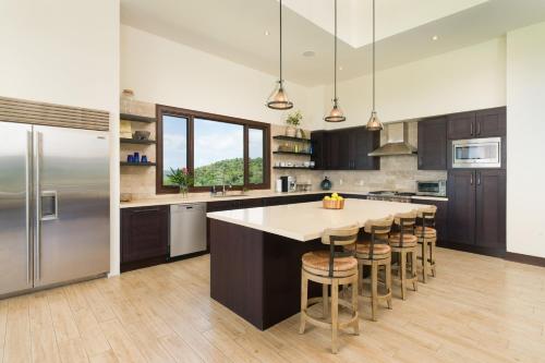 Una cocina o zona de cocina en Casa Symbiotica - Exclusive Villa with Gym, Infinity Pool & Housekeeping
