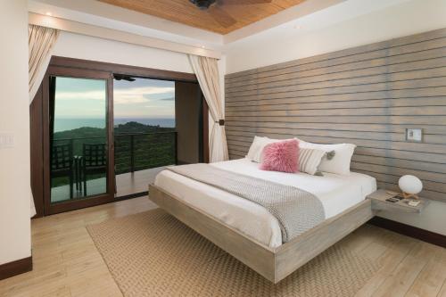 Cama o camas de una habitación en Casa Symbiotica - Exclusive Villa with Gym, Infinity Pool & Housekeeping