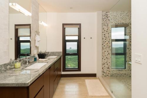 Un baño de Casa Symbiotica - Exclusive Villa with Gym, Infinity Pool & Housekeeping