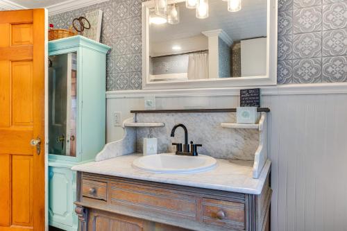 ウェルズ・ビーチにあるHot Tub and Fireplace Coastal Getaway in Maineの洗面台と鏡のあるバスルーム
