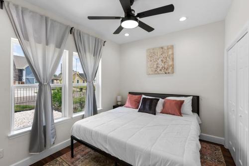 a bedroom with a bed and a ceiling fan at Gated 2BR Near Med Center NRG MD Anderson DT in Houston