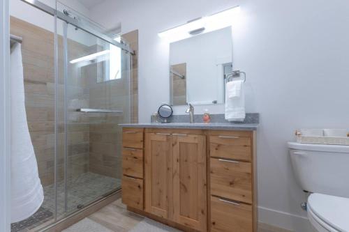 un bagno con doccia, lavandino e specchio di Sky Dome Hot Tub Climbing Wall Hammock Tents EV a Glendale