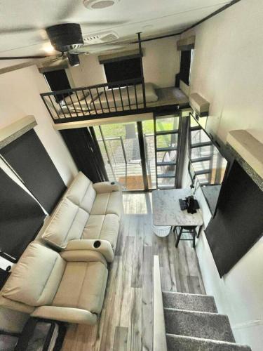 Un lugar para sentarse en Riverfront Tiny Home 3 bed with Privacy and a View