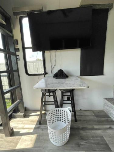 Una televisión o centro de entretenimiento en Riverfront Tiny Home 3 bed with Privacy and a View