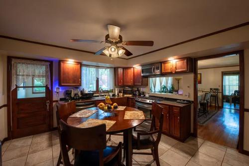 ニューヘイブンにあるNew Haven Comfort, 5BR, Fireplace, Yardのギャラリーの写真