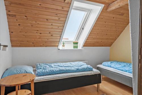 En eller flere senge i et værelse på 70500-Ulfborg-Fuglevaenget-8-A