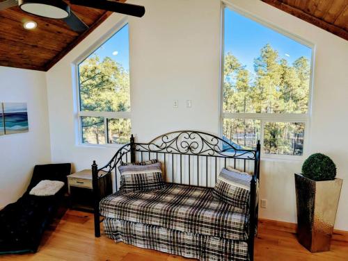 Ένα ή περισσότερα κρεβάτια σε δωμάτιο στο Beautiful Heber Cabin Retreat
