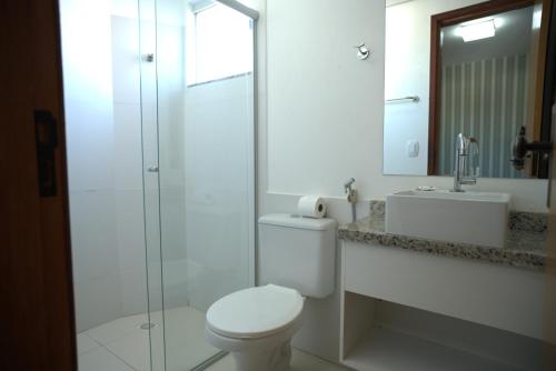 un bagno con wc e doccia in vetro di Encontro das Águas Thermas Resort by WAM Experience a Caldas Novas