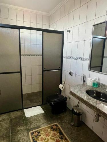 a bathroom with a toilet and a sink at Hotel Vila Solar in Limeira